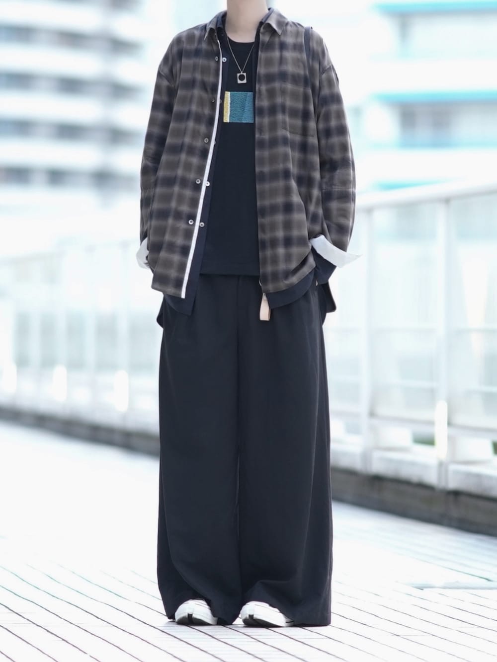 「シンプルスタイル、休日スタイル、お出かけコーデ、カジュアルコーデ、きれいめカジュアル、チェックシャツ、ワイドパンツ、ゆるコーデ、stein」｜「steinのOversized Layered Shirt（シャツ/ブラウス、ブラウン系）」を使った、とっしーさん（メンズ・184cm）の夏コーディネートの2枚目の写真
