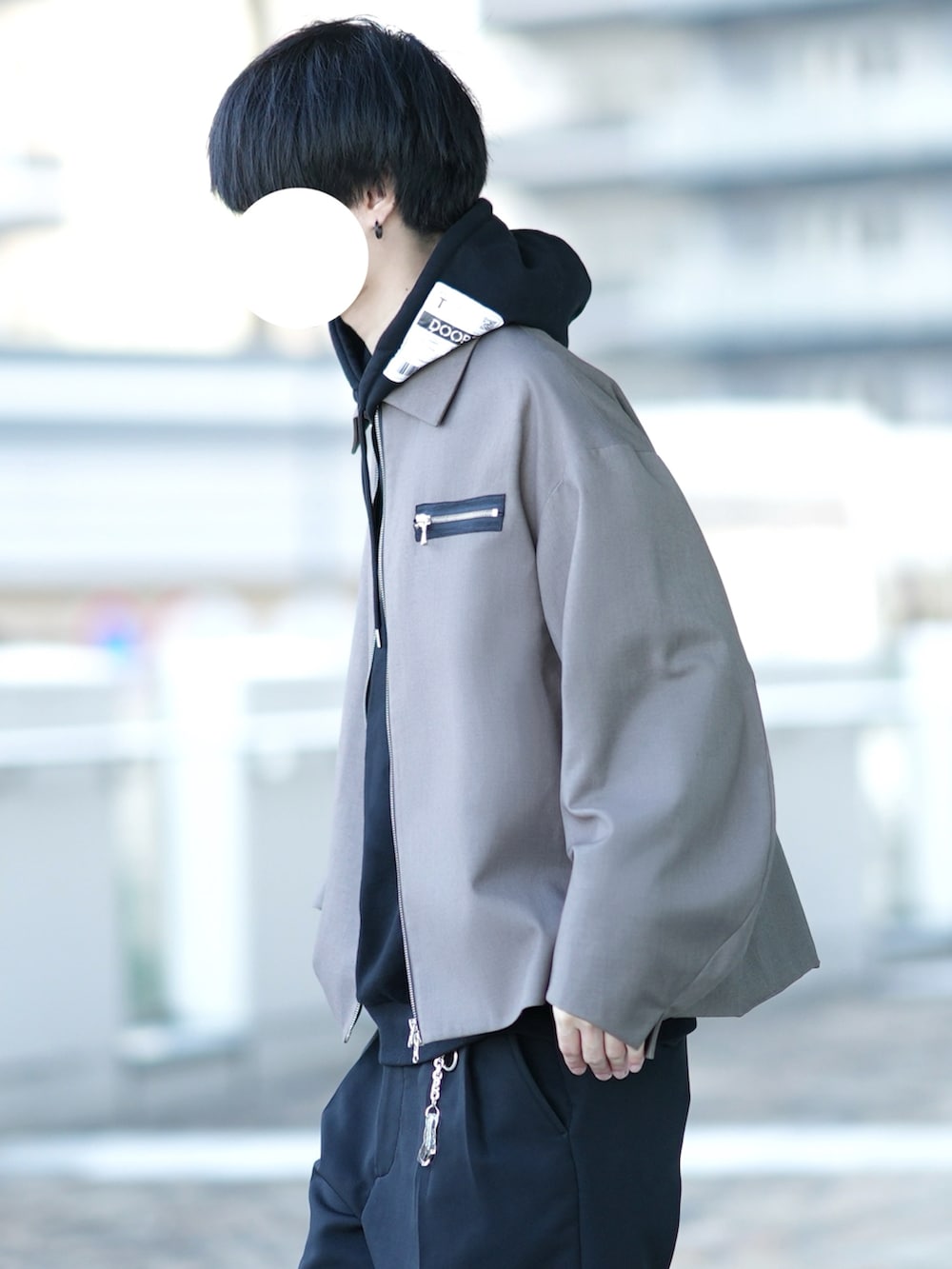「ゆるコーデ、冬コーデ、春コーデ、カジュアル、ドリズラージャケット、パーカー、ロゴパーカー、DOOPZ × LANVIN en Bleu、スラックス、シンプル」｜「DOOPZのDOOPZ　ルーズスリーブジップブルゾン（ブルゾン、ベージュ系）」を使った、とっしーさん（メンズ・184cm）の冬コーディネートの2枚目の写真