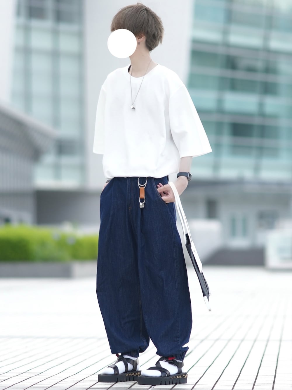 「このスタイルがお気に入り、大人カジュアル、白Tシャツ、ビッグT、夏コーデ、デニムパンツ、ワイドデニム、サンダル、トートバッグ」｜「DOOPZのRipple big T-shirt-リップルビッグTシャツ（Tシャツ/カットソー、ホワイト系）」を使った、とっしーさん（メンズ・184cm）の夏コーディネートの2枚目の写真