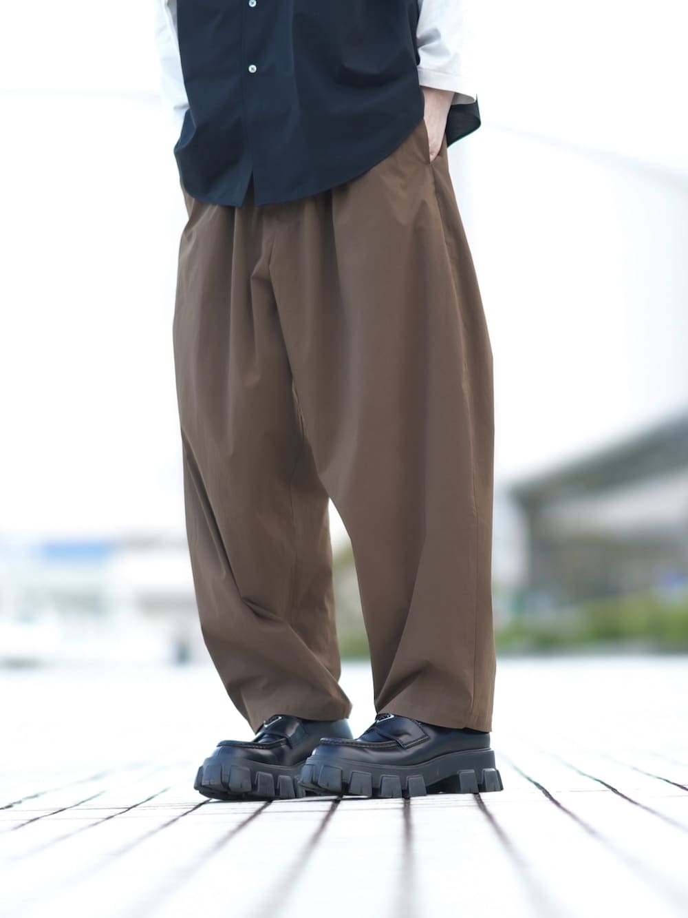 「シンプル、休日スタイル、メンズファッション、ゆるコーデ、トラックジャケット、ジャージ、スポーツミックス、春コーデ、デート」｜「DOOPZのラインスリーブトラックジャケット（ジャージ、ブラック系）」を使った、とっしーさん（メンズ・184cm）の春コーディネートの4枚目の写真