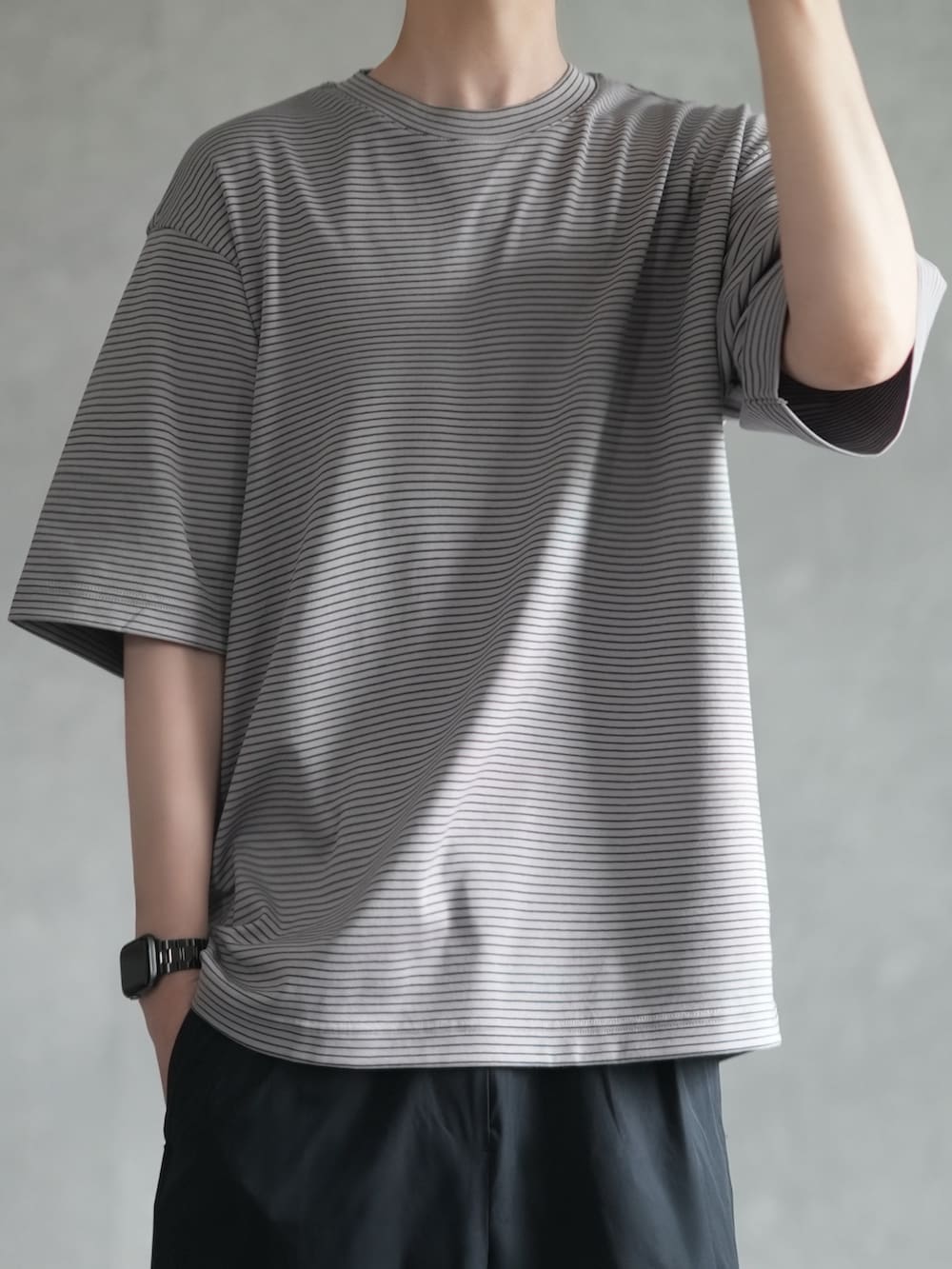 ブラック系のシャツ/ブラウス、グレー系のTシャツ/カットソー、ブラック系のその他パンツを着用したメンズの春コーディネートの4枚目の写真