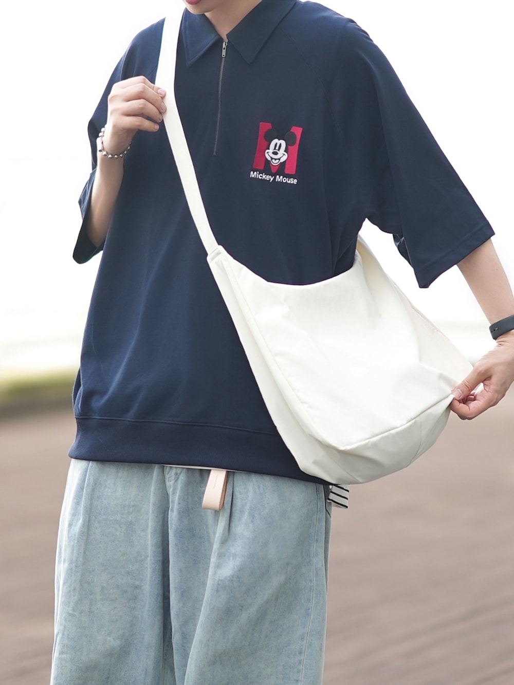 「夏コーデ、シンプルスタイル、ゆるコーデ、GUコーデ、夏だ！Tシャツ着よう！、ミッキーT、ハーフジップ、デニムパンツ、ショルダーバッグ、プチプラ」｜「GUの¥990（シャツ/ブラウス、ブルー系）」を使った、とっしーさん（メンズ・184cm）の夏コーディネートの3枚目の写真