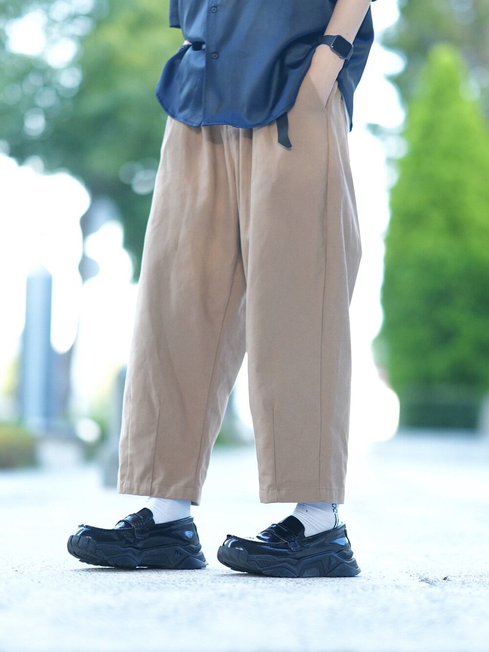 ブルー系のシャツ/ブラウス、ホワイト系のタンクトップ、ベージュ系のパンツを着用したメンズの夏コーディネートの4枚目の写真