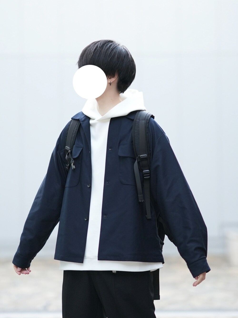 「大人カジュアル、春アウター、パーカー、CPOシャツ、スラックス、ローファー、きれいめカジュアル、デート」｜「DOOPZのLoose drape CPO shirt/ルーズドレープCPOシャツ（シャツ/ブラウス、ブルー系）」を使った、とっしーさん（メンズ・184cm）の冬コーディネートの3枚目の写真