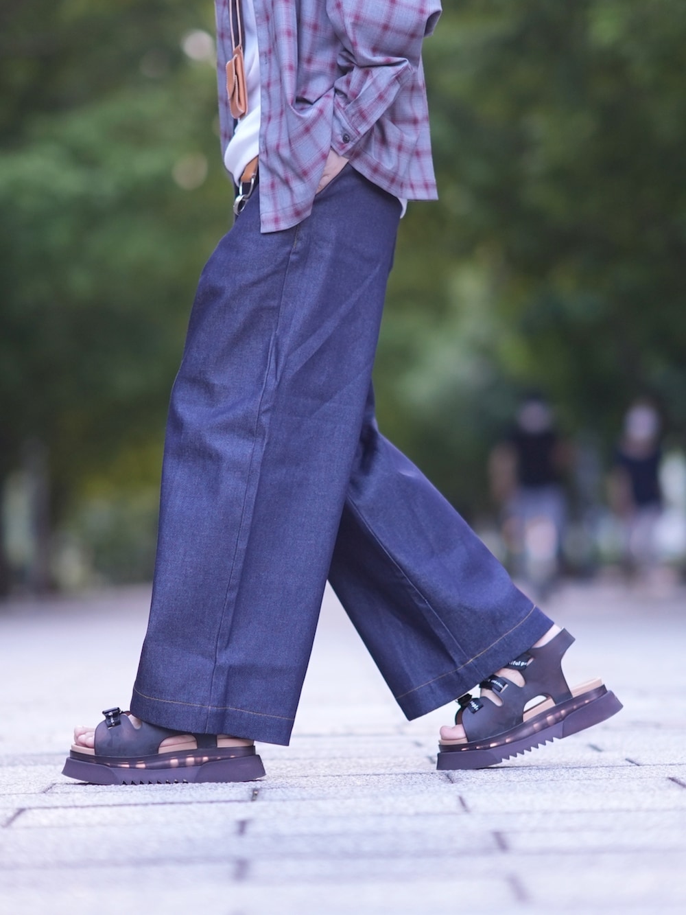 グレー系のシャツ/ブラウス、ホワイト系のタンクトップ、ブルー系のデニムパンツを着用したメンズの夏コーディネートの3枚目の写真