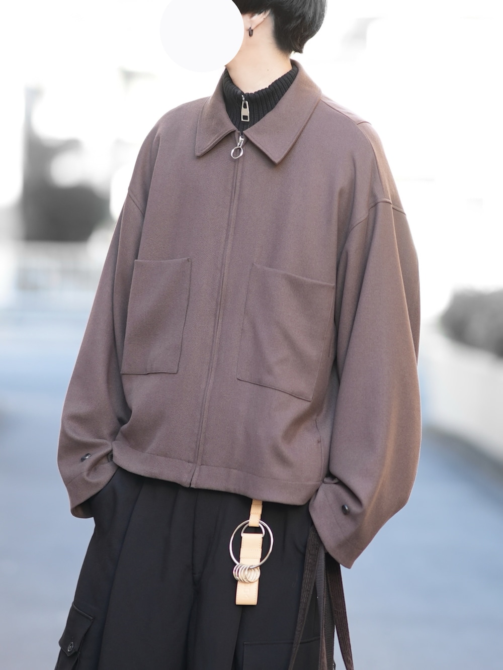 「冬コーデ、ホワイトコーデ、クリスマスに着たい服、マイベストコーデ2024、お出かけコーデ、シンプルコーデ、オトナカジュアル、革靴、大人カジュアル、ゆるコーデ、キレイめ」｜「DOOPZのOVER SLEEVE ZIP BLOUSON - オーバースリーブジップブルゾン（ブルゾン、ブラウン系）」を使った、とっしーさん（メンズ・184cm）の冬コーディネートの3枚目の写真