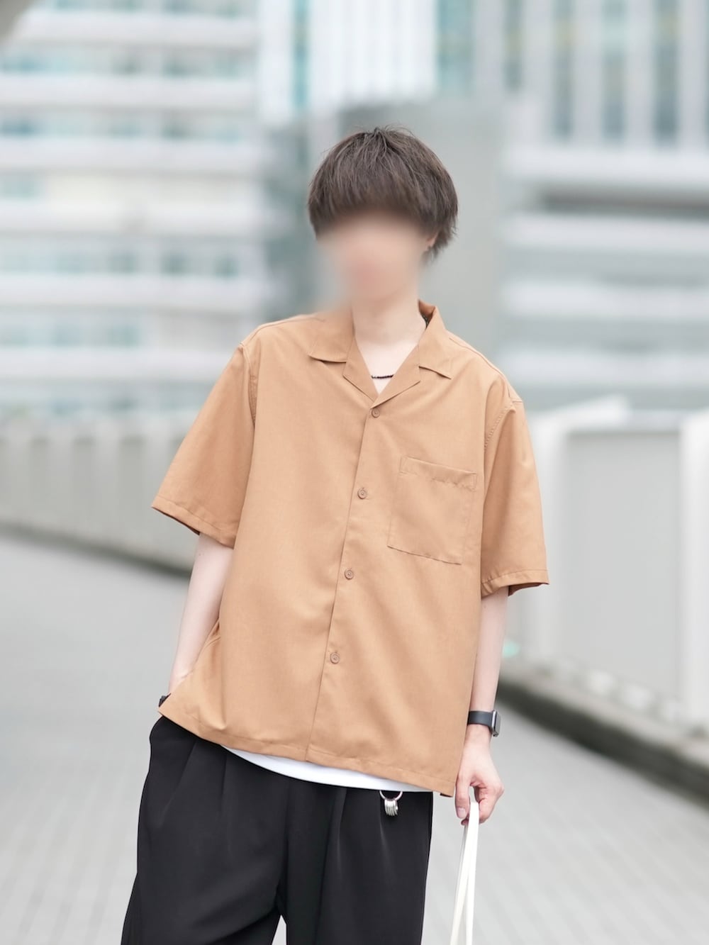 「夏コーデ、リラックススタイル、シャツスタイル、カフスイージーパンツ、トリプルS、ゆるコーデ、BALENCIAGA × adidas」｜「GUのアイテム（シャツ/ブラウス、ベージュ系）」を使った、とっしーさん（メンズ・184cm）の夏コーディネートの3枚目の写真