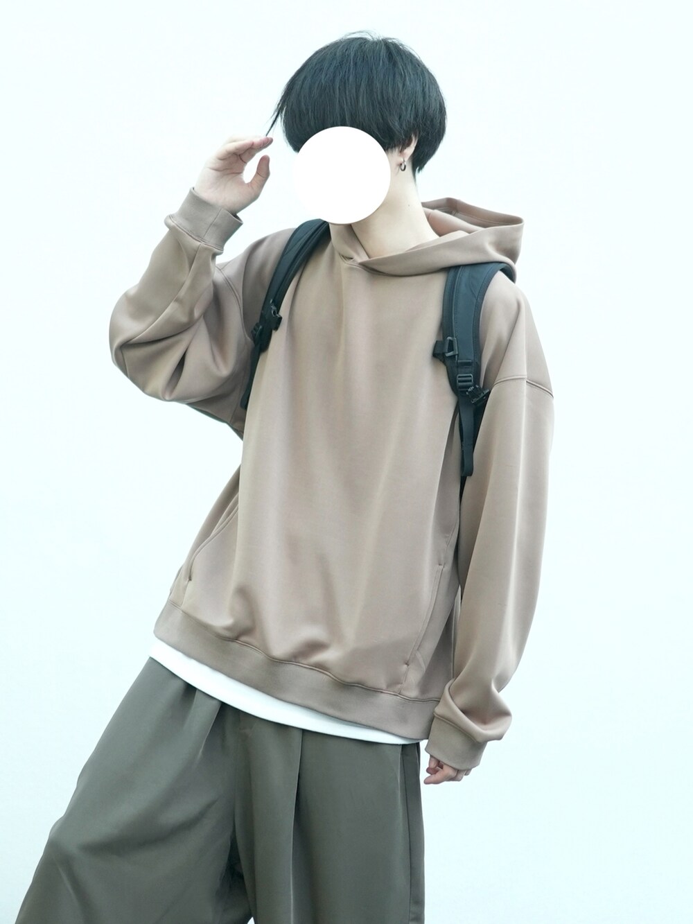 「シンプル、パーカー、ローファー、休日スタイル、ブラウン、秋冬コーデ」|「neez.のsmooth drape loose hoodie-スムースドレープルーズフーディ(パーカー、ブラウン系)」を使った、とっしーさん(メンズ・184cm)の秋コーディネートの2枚目の写真