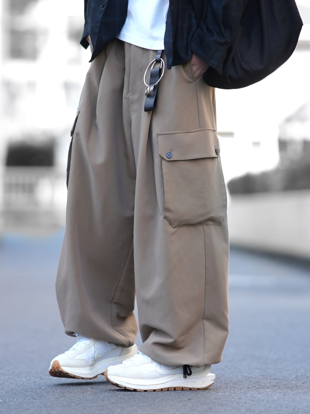 「チェック、チェックシャツ、秋コーデ、秋服、スニーカー、トレンド、パラシュートパンツ、カーゴパンツ、ゆるコーデ、GU」|「DOOPZのOMBRE CHECK OPEN COLLAR SHIRT - オンブレチェックオープンカラーシャツ(シャツ/ブラウス、ブルー系)」を使った、とっしーさん(メンズ・184cm)の秋コーディネートの3枚目の写真
