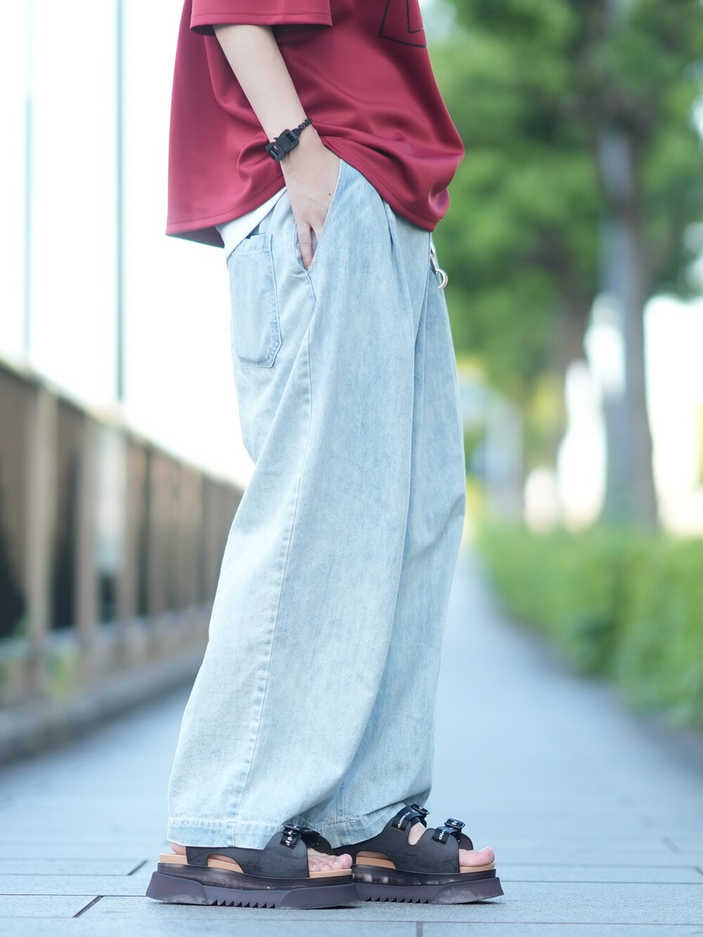 レッド系のTシャツ/カットソー、ホワイト系のタンクトップ、ブルー系のデニムパンツを着用したメンズの夏コーディネートの3枚目の写真