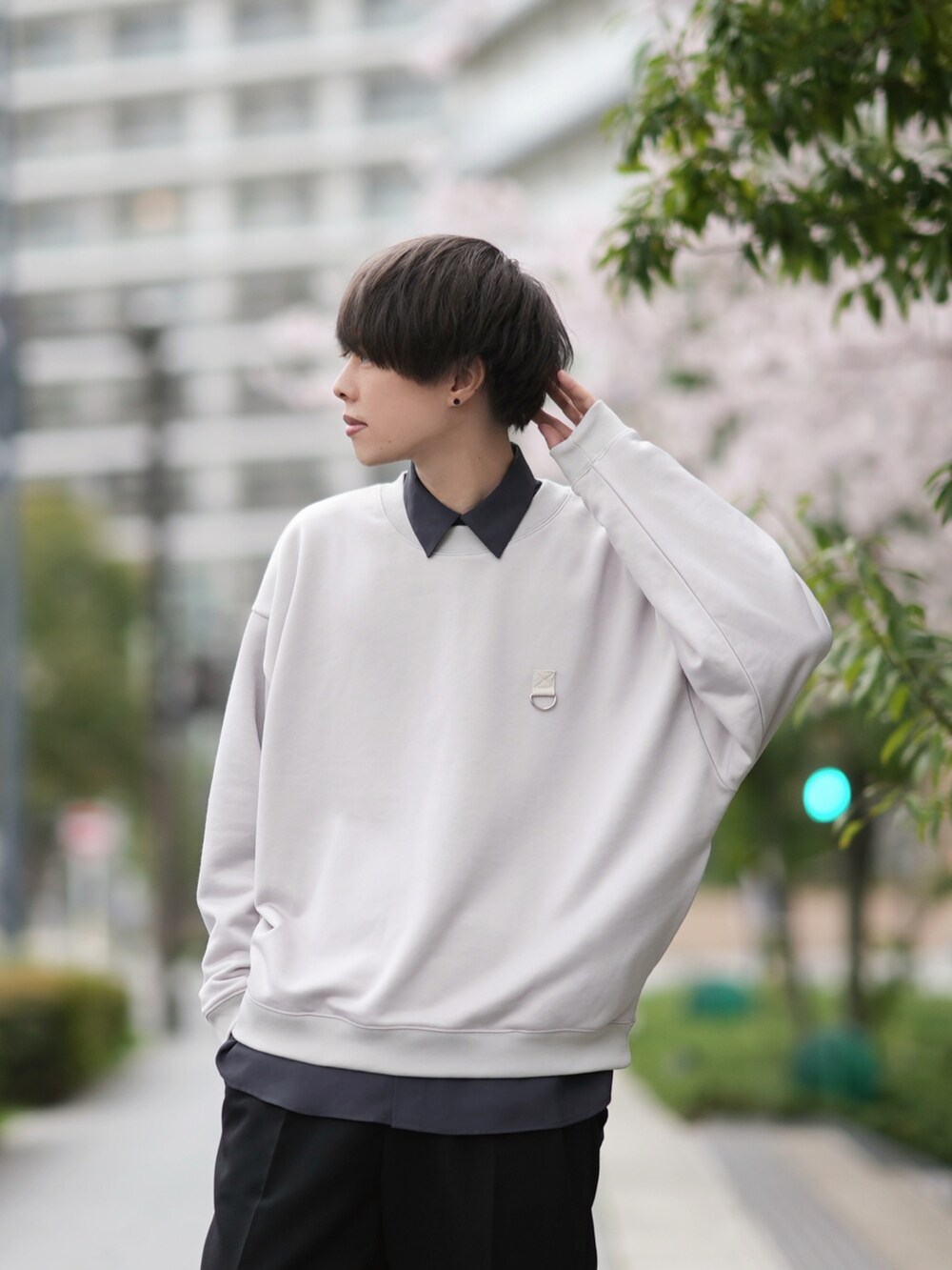 「春服、メンズコーデ、スウェット、ゆるコーデ、ドルマンスリーブ、スラックス、ローファー、シンプル」｜「DOOPZのDolman sleeve sweat/ドルマンスリーブスウェット（スウェット、ベージュ系）」を使った、とっしーさん（メンズ・184cm）の春コーディネートの2枚目の写真