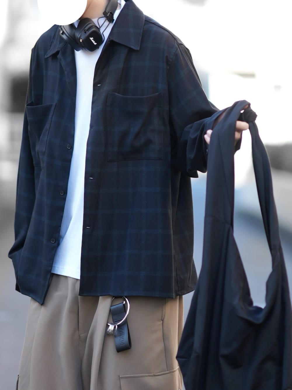 「チェック、チェックシャツ、秋コーデ、秋服、スニーカー、トレンド、パラシュートパンツ、カーゴパンツ、ゆるコーデ、GU」|「DOOPZのOMBRE CHECK OPEN COLLAR SHIRT - オンブレチェックオープンカラーシャツ(シャツ/ブラウス、ブルー系)」を使った、とっしーさん(メンズ・184cm)の秋コーディネートの2枚目の写真