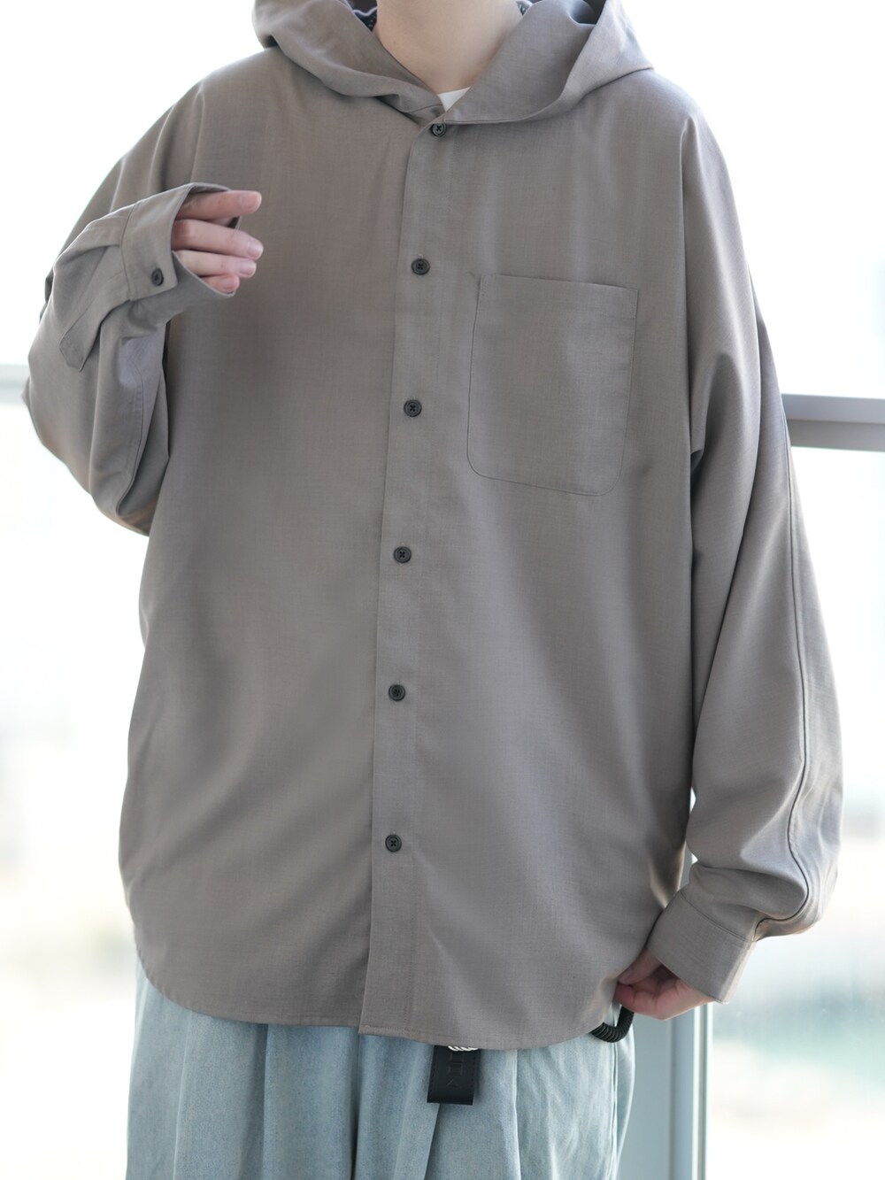 「春服、大人コーデ、ゆるコーデ、フードシャツ、白Tシャツ、デニムパンツ、メンズファッション、カジュアルコーデ、シャツ好き集まれ、DOOPZ、ZARA」｜「DOOPZのDolman Shirt Hoodie - ドルマンシャツフーディー（パーカー、ベージュ系）」を使った、とっしーさん（メンズ・184cm）の春コーディネートの4枚目の写真