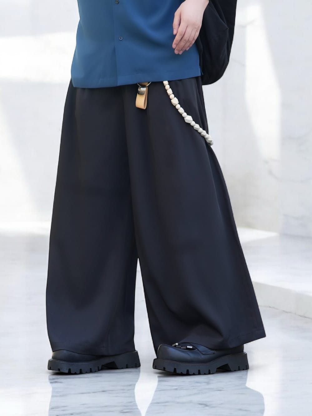 ブルー系のシャツ/ブラウス、ブラック系のスラックス、ブラック系のローファーを着用したメンズの春コーディネートの3枚目の写真