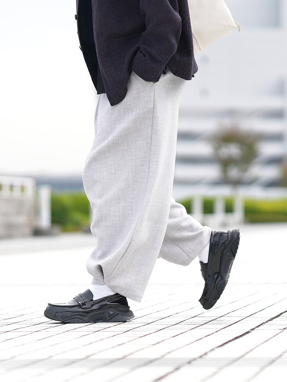 「WEARハロウィン2022、休日コーデ、オーバーサイズ、ネップジャケット、ブルゾン、ジャケット、バンドカラーシャツ、タイパンツ、ゆるコーデ、秋コーデ」｜「DOOPZのネップポケットブルゾン（ブルゾン、ブルー系）」を使った、とっしーさん（メンズ・184cm）の秋コーディネートの5枚目の写真
