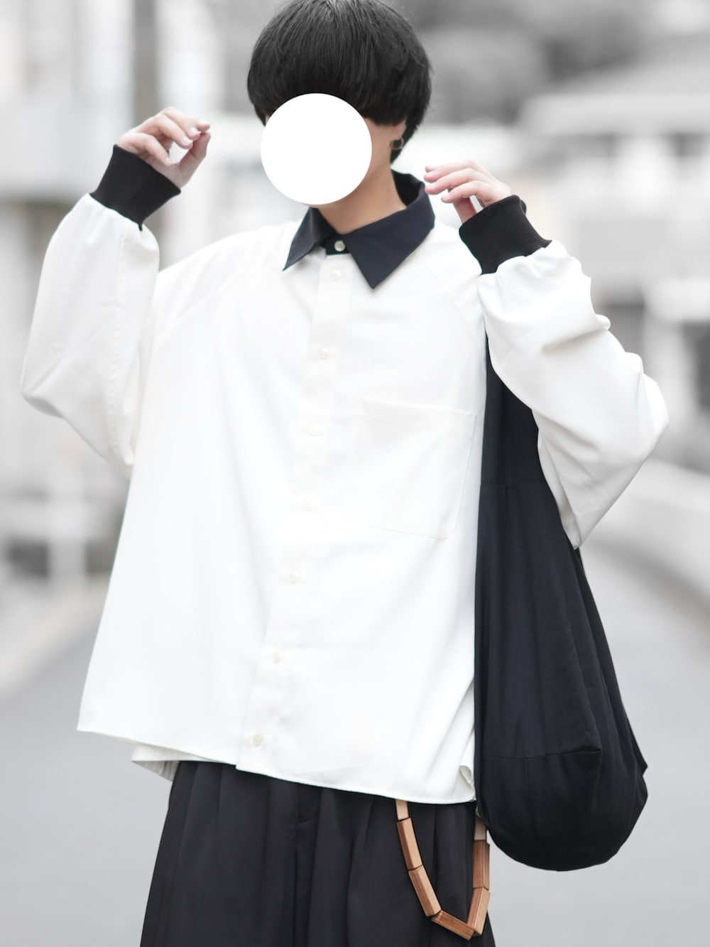 「秋服準備はじめました、クレリックシャツ、ドレープ、ゆるコーデ、シンプルコーデ、モノトーン、ワイドスラックス、ローファー、DOOPZ、GU、お出かけコーデ、オトナカジュアル、ブラックコーデ」｜「HAREのDABOルーズワイドパンツ(HARE)（スラックス、ブラック系）」を使った、とっしーさん（メンズ・184cm）の秋コーディネートの2枚目の写真