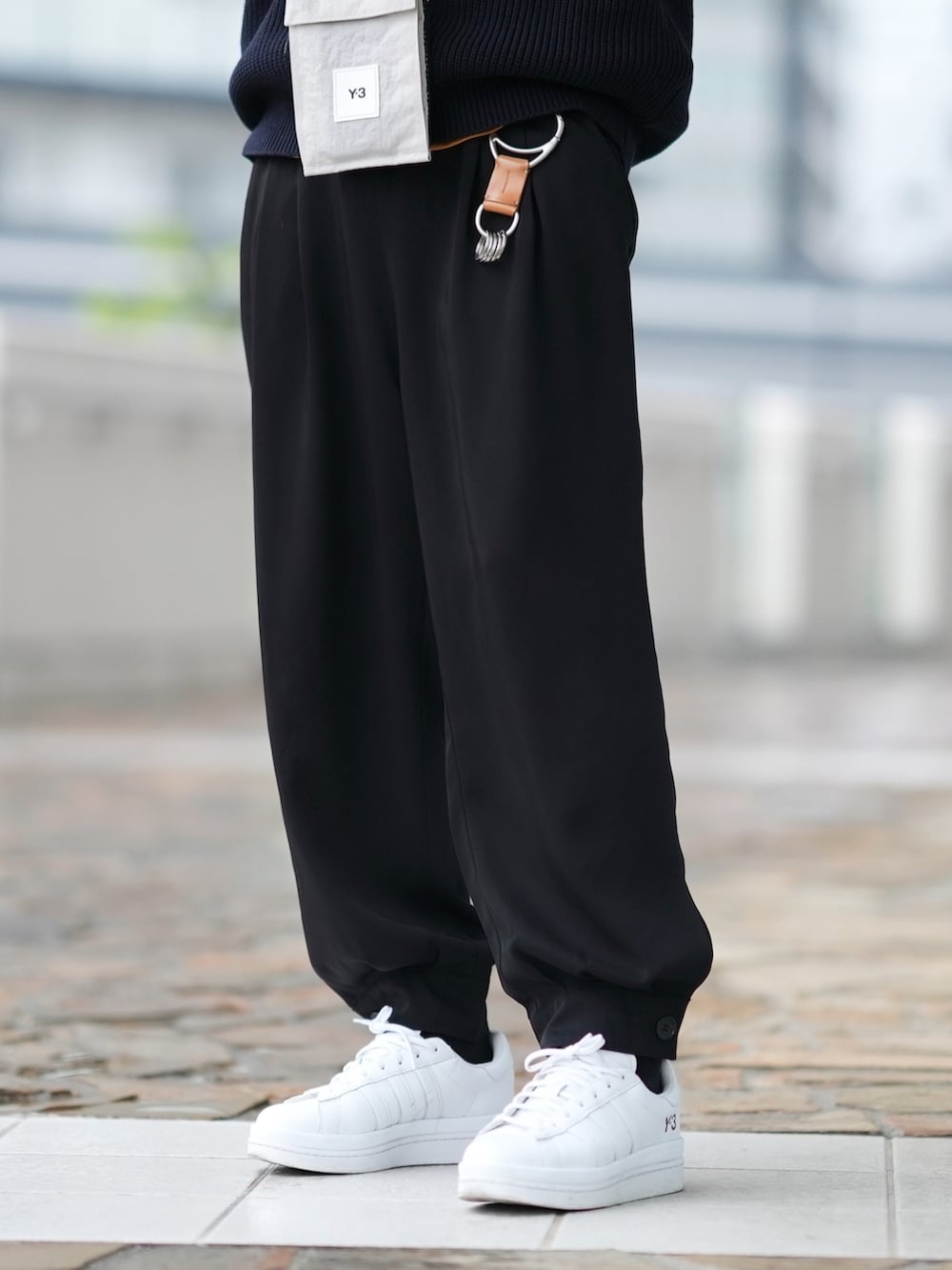 「ごきげんウィーク、ゆるコーデ、はるコーデ、カジュアル、ootd、ハイネック、リングジップ、ニットベスト、カフスイージーパンツ、白スニーカー」｜「DOOPZのRing zip high neck long T/リングジップハイネックロンT（Tシャツ/カットソー、イエロー系）」を使った、とっしーさん（メンズ・184cm）の春コーディネートの3枚目の写真
