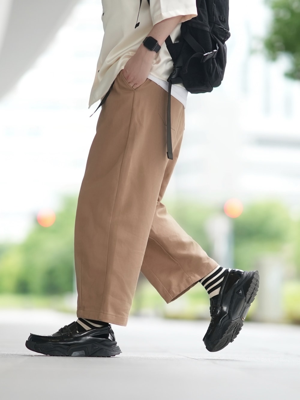 「夏コーデ、カジュアルコーデ、シャツスタイル、リラックススタイル、オープンカラーシャツ、シャツ、ベージュコーデ」｜「neez.のOversized satin shirt/オーバーサイズサテンシャツ（シャツ/ブラウス、ホワイト系）」を使った、とっしーさん（メンズ・184cm）の夏コーディネートの4枚目の写真