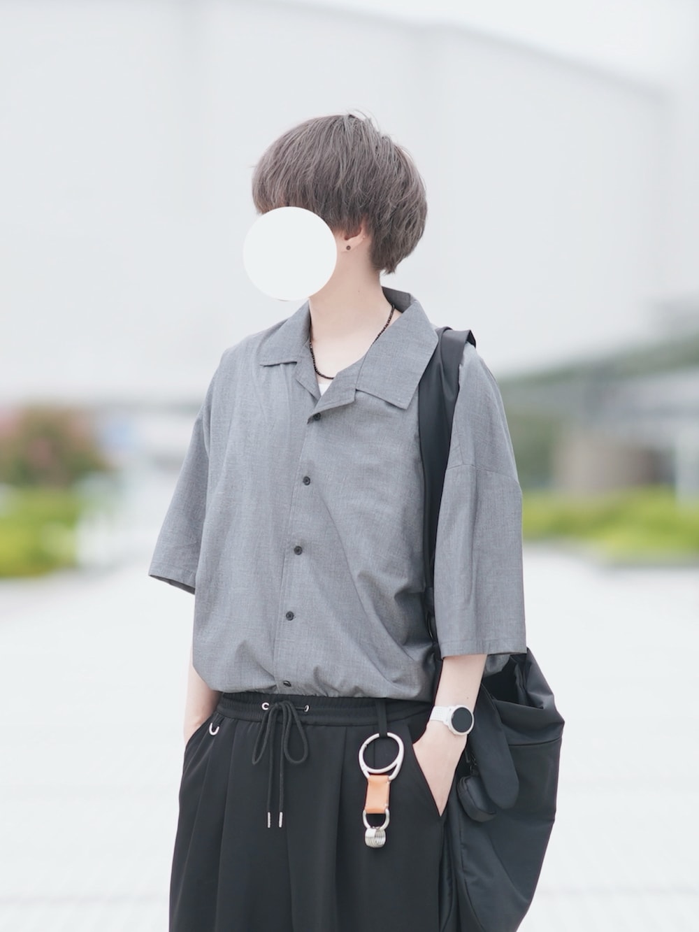 グレー系のシャツ/ブラウス、ブラック系のその他パンツ、ブラック系のサンダルを着用したメンズの夏コーディネートの2枚目の写真