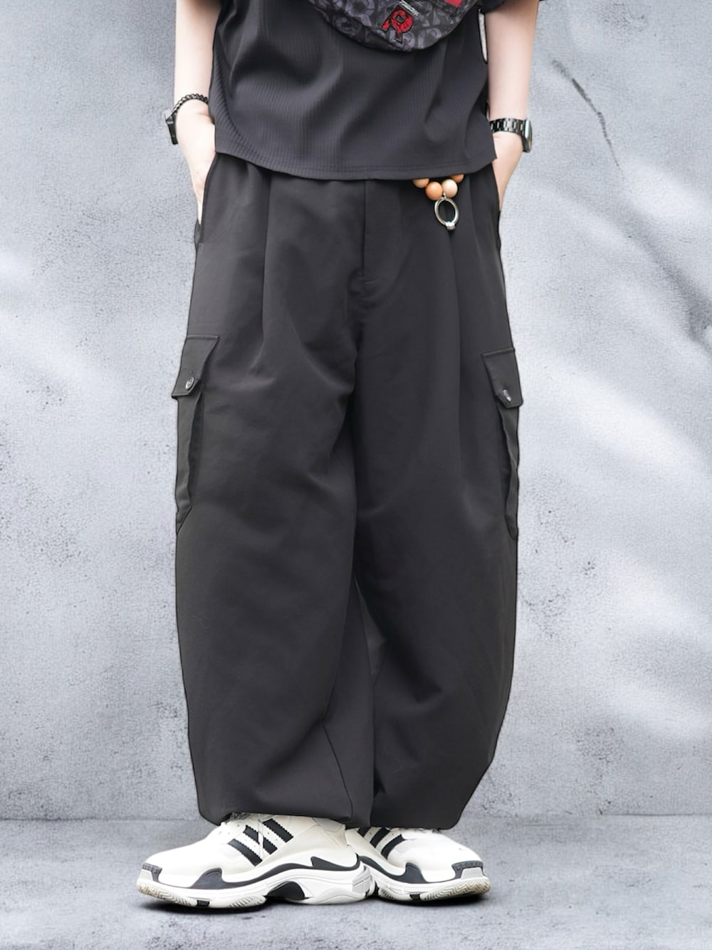 「最近のいい感じコーデ、大人カジュアル、ショルダーバッグ、シンプルスタイル、ストリートコーデ、カーゴパンツ、BALENCIAGA、adidas、ポケモン、ロケット団」｜「ZARAのアイテム（Tシャツ/カットソー、ブラック系）」を使った、とっしーさん（メンズ・184cm）の春コーディネートの3枚目の写真