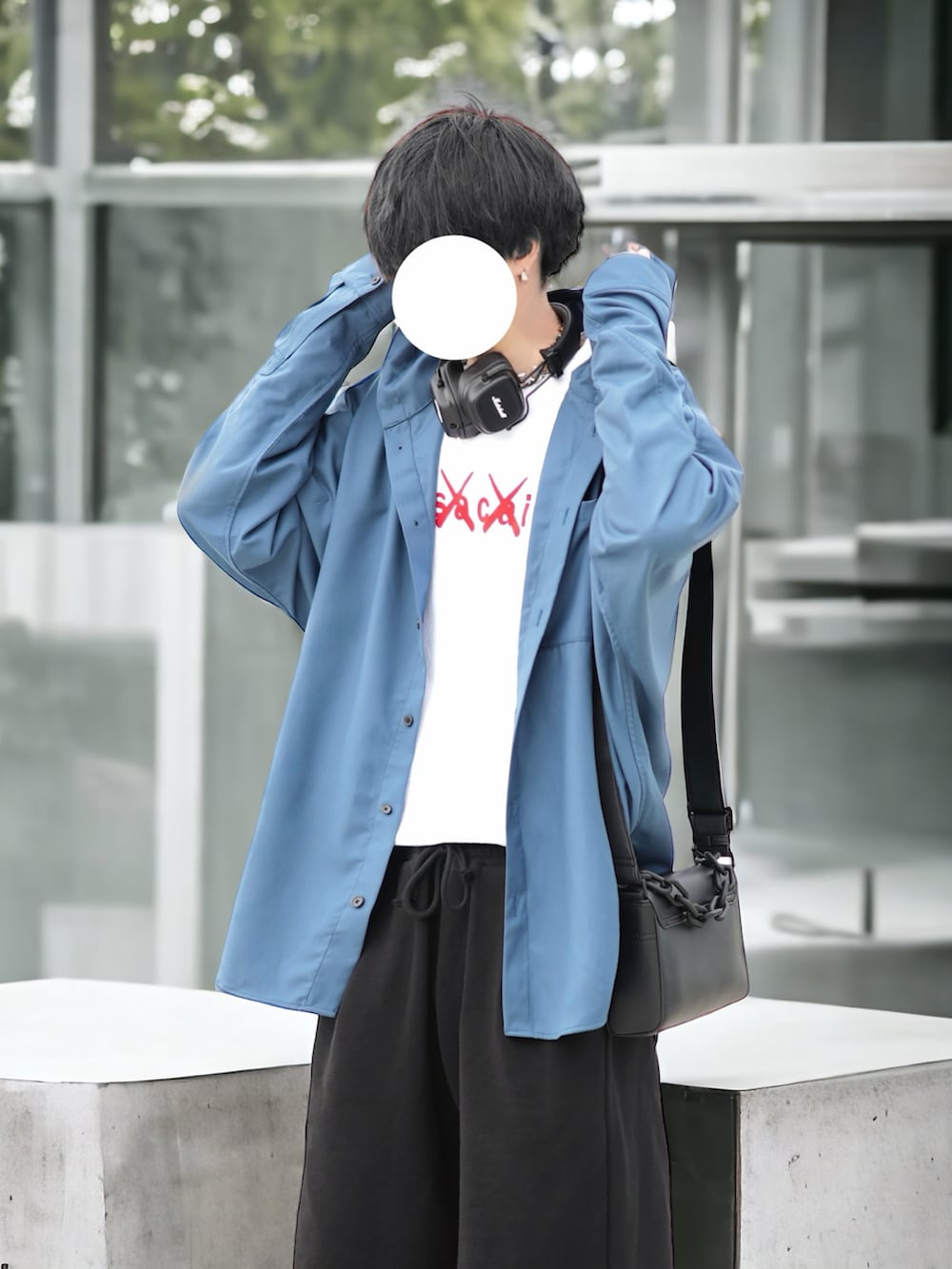 「春のNewスタイル、シンプルスタイル、フードシャツ、シャツスタイル、スウェットパンツ、ゆるコーデ、AIR FORCE 1、sacai、DOOPZ」｜「DOOPZのDolman Shirt Hoodie - ドルマンシャツフーディー（パーカー、ブルー系）」を使った、とっしーさん（メンズ・184cm）の春コーディネートの2枚目の写真