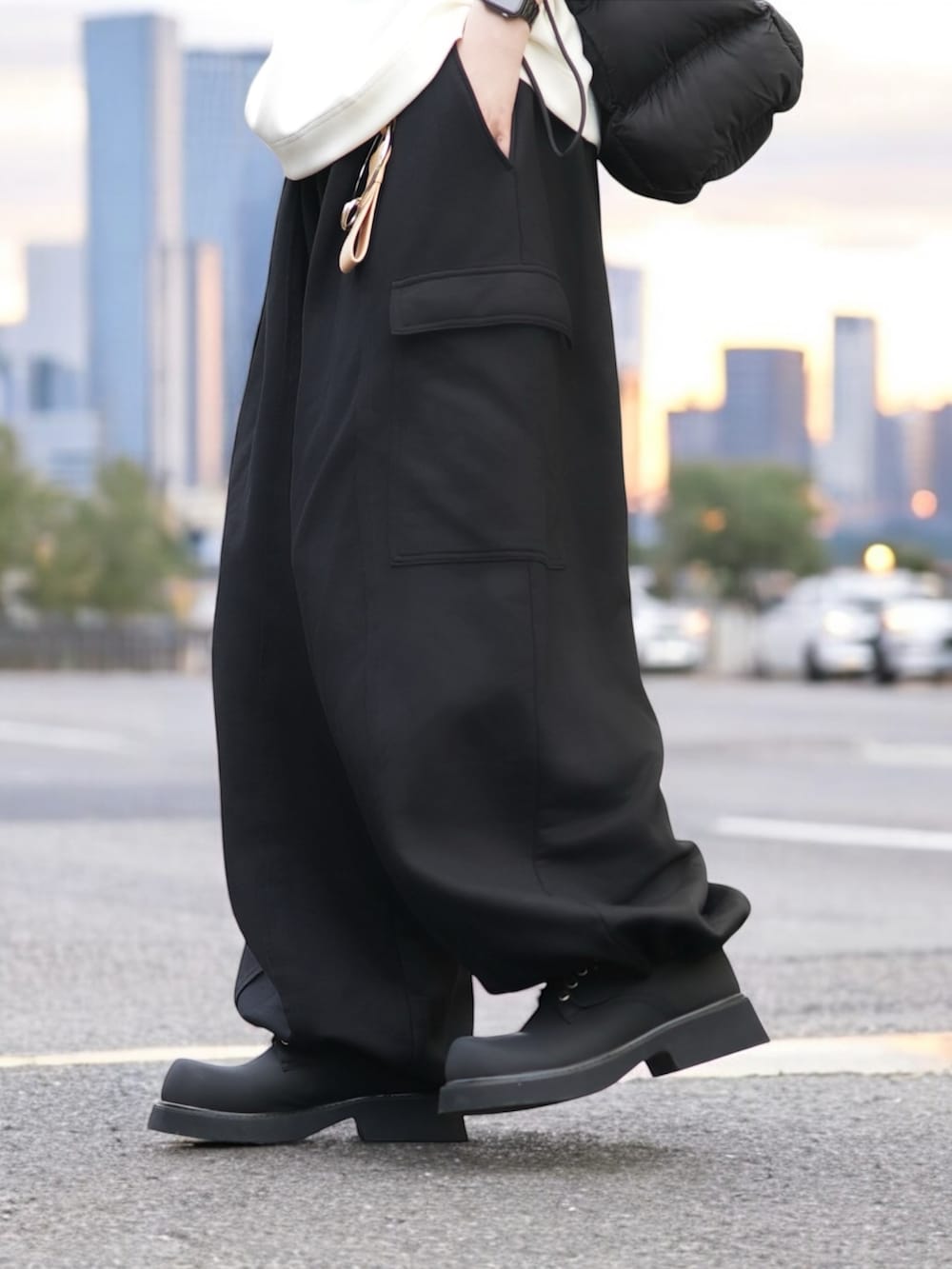 「白Tシャツ、ゆるコーデ、モノトーン、スウェットパンツ、カーゴパンツ、革靴、夏だ！Tシャツ着よう！、デカバッグ」｜「DOOPZのVISCOSE DOLMAN T-SHIRT - ビスコースドルマンTシャツ（Tシャツ/カットソー、ホワイト系）」を使った、とっしーさん（メンズ・184cm）の春コーディネートの3枚目の写真