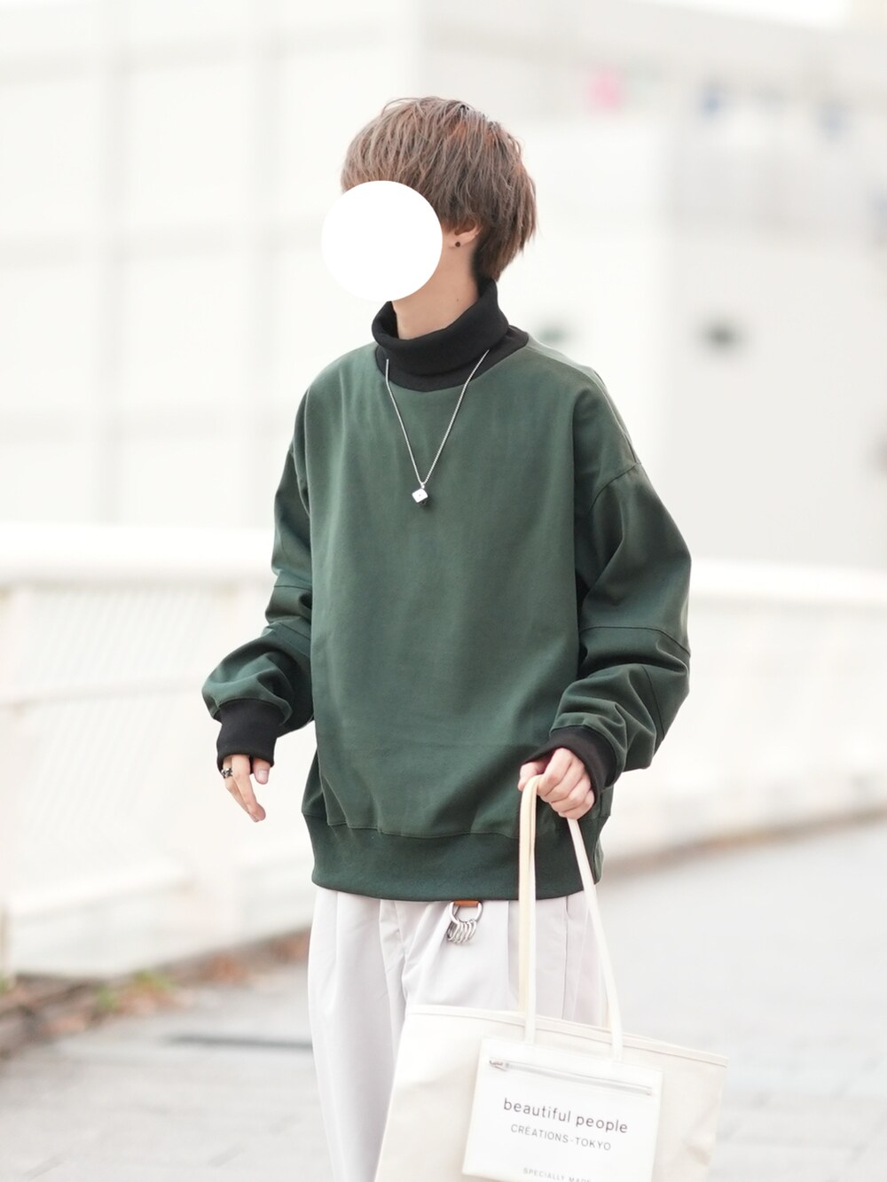 「秋ルック紹介するよ、休日スタイル、おしゃれさんと繋がりたい、オトナカジュアル、タートルネック、スウェット、秋服、白パンツ」｜「DOOPZのヘビータートルネックスウェット（スウェット、グリーン系）」を使った、とっしーさん（メンズ・184cm）の秋コーディネートの2枚目の写真