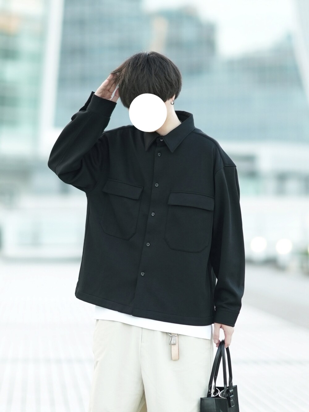 ブラック系のその他アウター、ホワイト系のタンクトップ、グレー系のその他パンツを着用したメンズの秋コーディネートの2枚目の写真