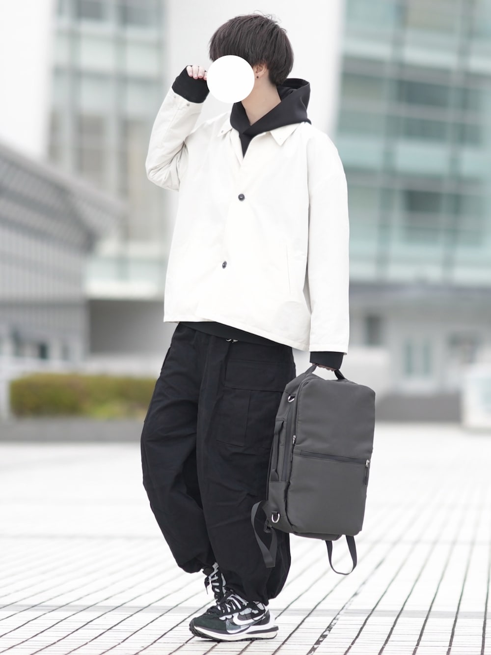 「メンズファッション、春服、休日コーデ、スニーカー、ゆるコーデ、オトナカジュアル、カジュアルコーデ、コーチジャケット、シンプルコーデ」｜「DOOPZのナイロンコーチジャケット（ナイロンジャケット、ベージュ系）」を使った、とっしーさん（メンズ・184cm）の冬コーディネートの2枚目の写真