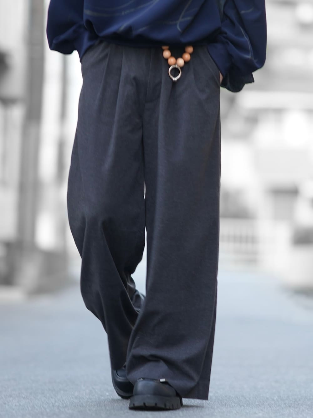 ブルー系のスウェット、グレー系のスラックス、ブラック系のローファーを着用したメンズの秋コーディネートの5枚目の写真