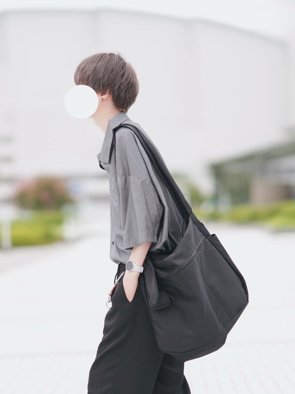 グレー系のシャツ/ブラウス、ブラック系のその他パンツ、ブラック系のサンダルを着用したメンズの夏コーディネートの3枚目の写真