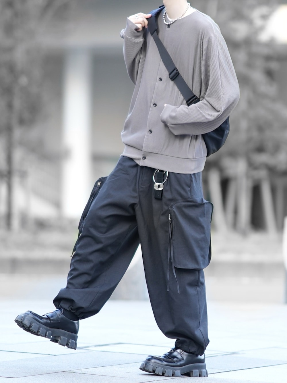 グリーン系のカーディガン/ボレロ、ホワイト系のTシャツ/カットソー、ブラック系のカーゴパンツを着用したメンズの春コーディネートの3枚目の写真