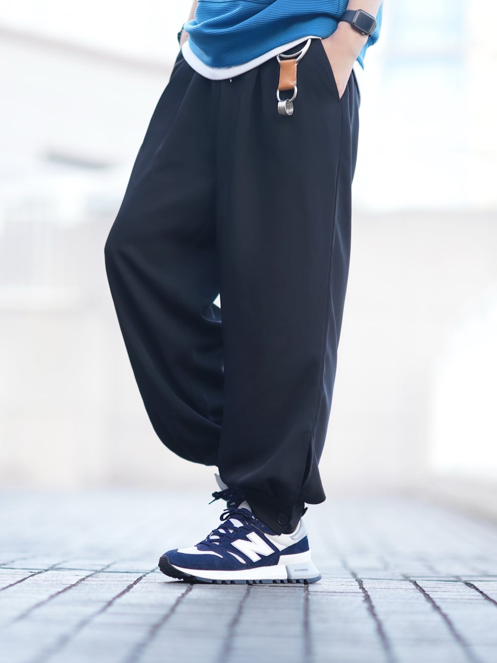 ブルー系のTシャツ/カットソー、ホワイト系のタンクトップ、ブラック系のその他パンツを着用したメンズの夏コーディネートの4枚目の写真