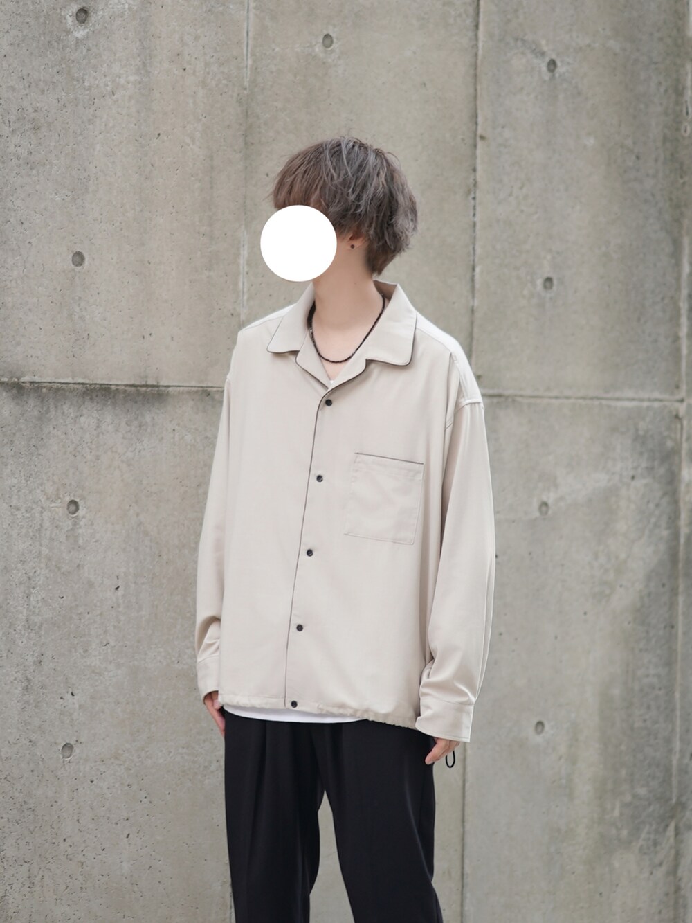 「秋のコーデ、秋服、シンプル、今日のコーデ、きれいめカジュアル、スニーカーコーデ、シャツスタイル、オープンカラーシャツ、スラックス」｜「DOOPZの新作ﾊﾟｼﾞｬﾏｼｬﾂ（シャツ/ブラウス、ベージュ系）」を使った、とっしーさん（メンズ・184cm）の秋コーディネートの2枚目の写真