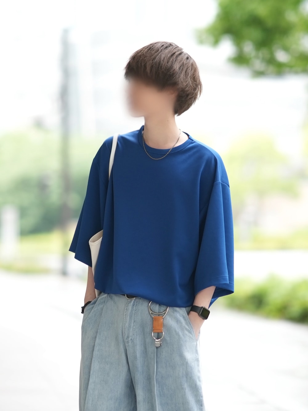 「FUDGEBOYのトラッドスタイル、春コーデ、ビッグシルエット、青、ビッグT、古着MIX、ワイドデニム、ゆるコーデ、リラックススタイル」|「DOOPZのポンチルーズスリーブカットソー(Tシャツ/カットソー、ブルー系)」を使った、とっしーさん(メンズ・184cm)の春コーディネートの2枚目の写真