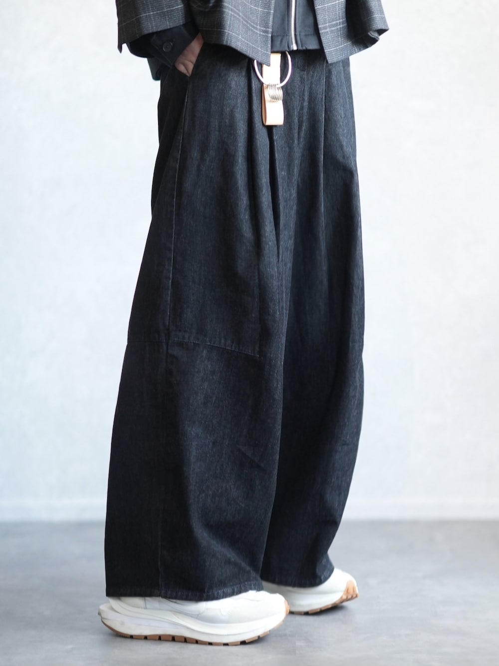 「テーマパークコーデ、秋服、チェック柄、ジャケットスタイル、ダブルジャケット、デニムコーデ、バギーデニム、ワイドデニム、きれいめカジュアル、DOOPZ、GU、GUコーデ」｜「DOOPZのClassic Check Double Jacket - クラシックチェックダブルジャケット（テーラードジャケット、ブラック系）」を使った、とっしーさん（メンズ・184cm）の秋コーディネートの3枚目の写真