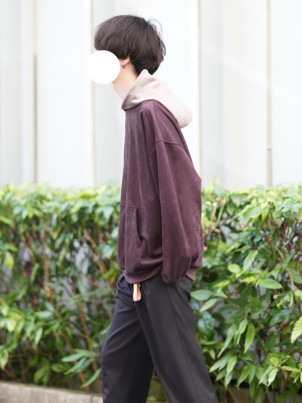 「秋服コーデ、重ね着ベストシーズン、ビッグシルエット、オーバーサイズ、パーカー、スラックス、革靴、トートバッグ」｜「DOOPZのMICRO SUEDE PARKER / マイクロスウェードパーカー（パーカー、ブラウン系）」を使った、とっしーさん（メンズ・184cm）の秋コーディネートの2枚目の写真