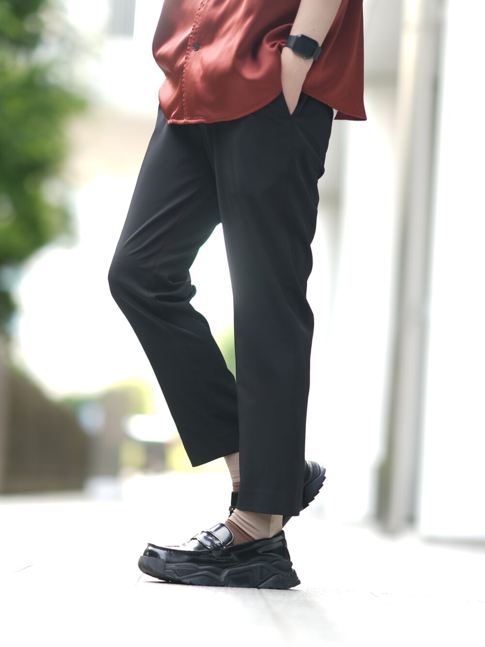 ブラウン系のシャツ/ブラウス、ホワイト系のタンクトップ、ブラック系のスラックスを着用したメンズの夏コーディネートの3枚目の写真