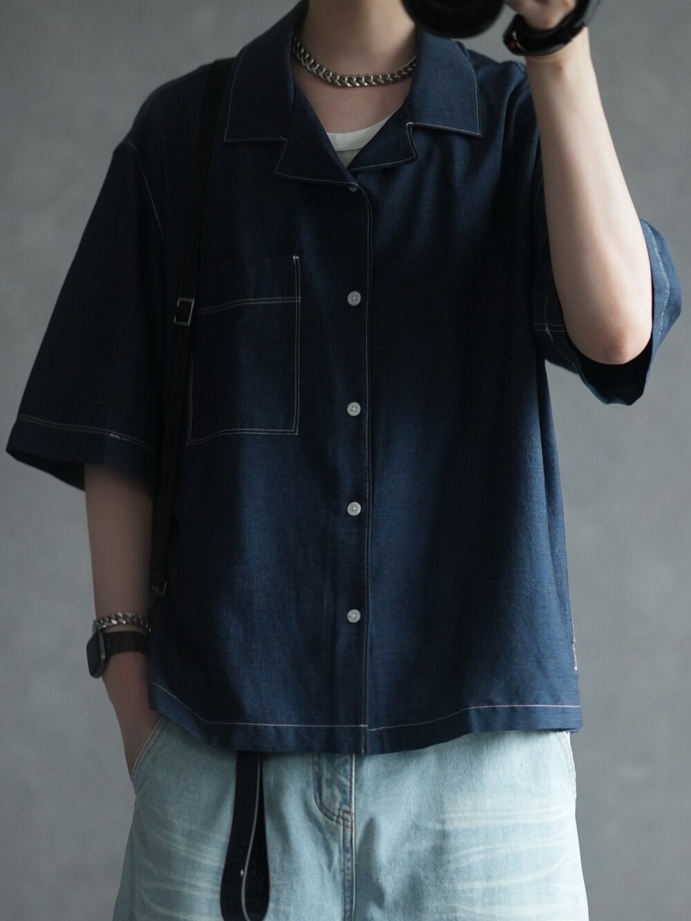 ブルー系のシャツ/ブラウス、ホワイト系のタンクトップ、ブラック系のシューズを着用したメンズの夏コーディネートの2枚目の写真