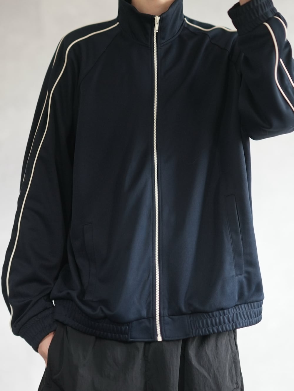 ブルー系のジャケット/アウター、ブラック系のスウェットパンツ、ブラック系のローファーを着用したメンズの春コーディネートの2枚目の写真