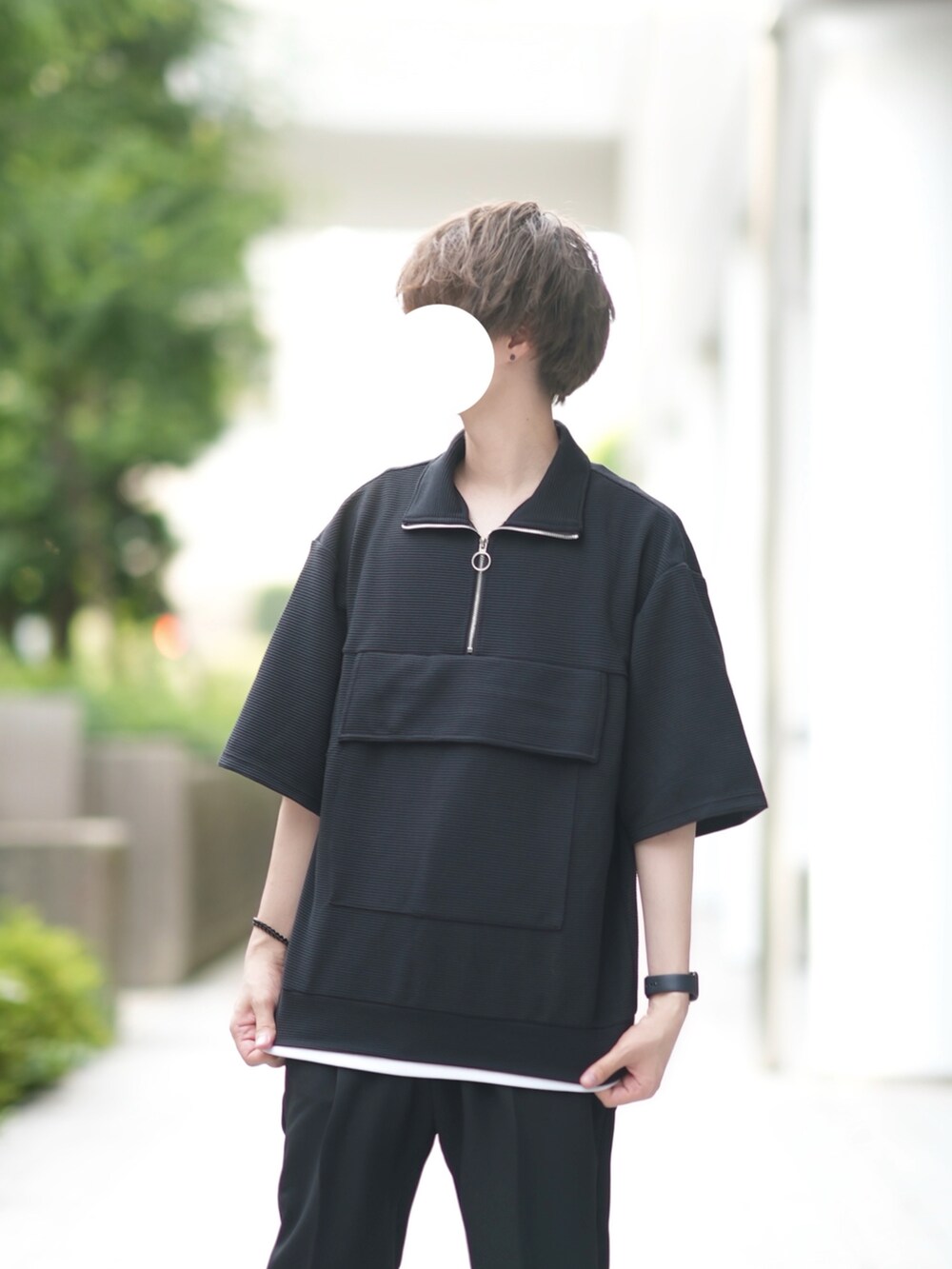 ブラック系のTシャツ/カットソー、ホワイト系のタンクトップ、ブラック系のスラックスを着用したメンズの夏コーディネートの2枚目の写真