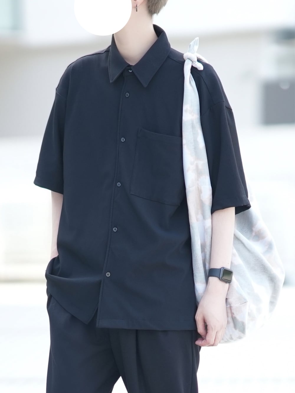 「休日スタイル、ゆるコーデ、大人コーデ、初夏コーデ、シンプルスタイル、ブラック、半袖シャツ、スラックス、ローファー」｜「DOOPZのLoose sized ripple shirt-ルーズサイズリップルシャツ（シャツ/ブラウス、ブラック系）」を使った、とっしーさん（メンズ・184cm）の春コーディネートの3枚目の写真