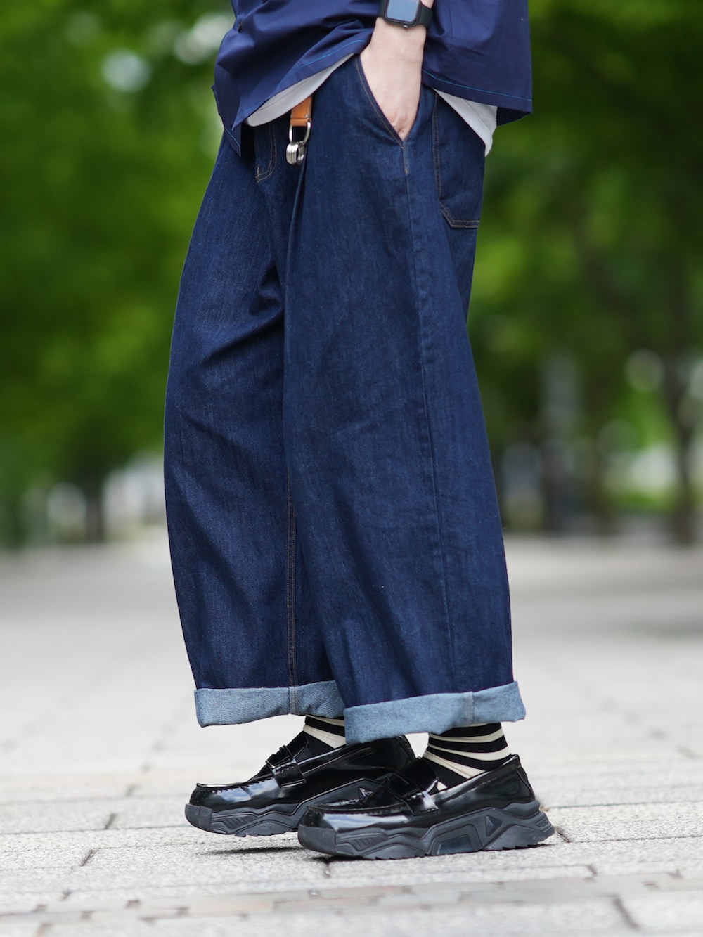 「春夏コーデ、大人カジュアル、UNIQLO×MARNI、ユニクロ、オープンカラーシャツ、ロールアップ、デニム、カジュアルコーデ、ネイビー、UNIQLO、MARNI」｜「UNIQLO × MARNIのアイテム（シャツ/ブラウス、ブルー系）」を使った、とっしーさん（メンズ・184cm）の春コーディネートの3枚目の写真