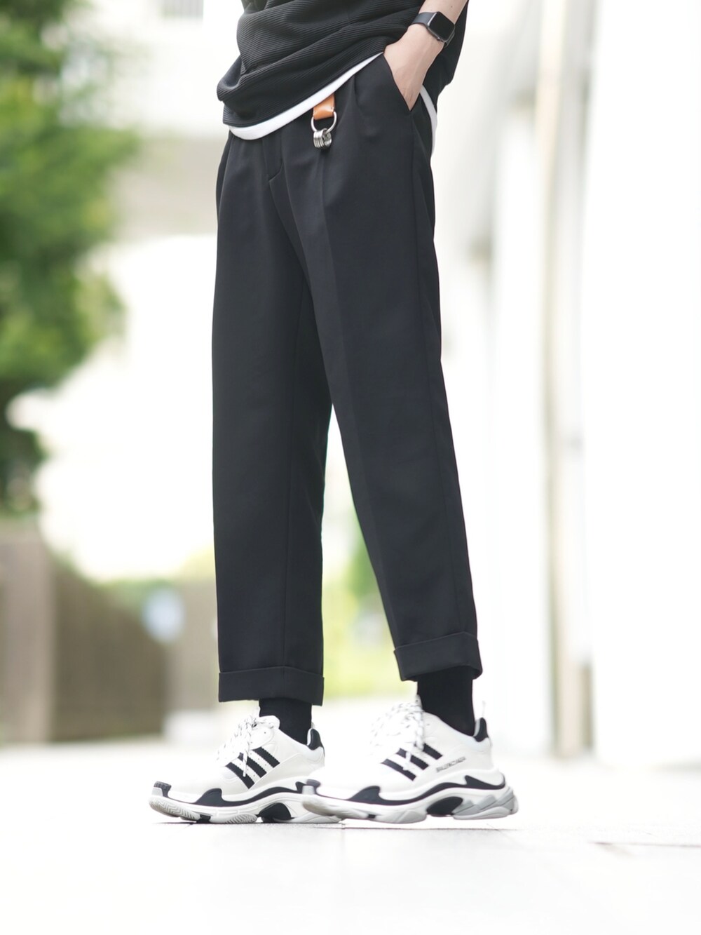 ブラック系のTシャツ/カットソー、ホワイト系のタンクトップ、ブラック系のスラックスを着用したメンズの夏コーディネートの3枚目の写真