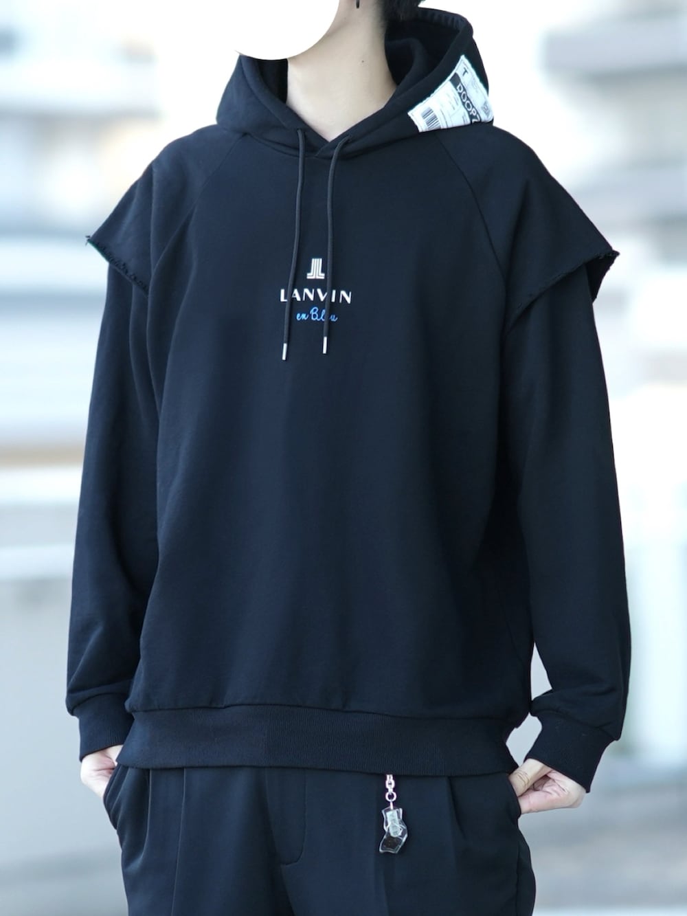 「ゆるコーデ、冬コーデ、春コーデ、カジュアル、ドリズラージャケット、パーカー、ロゴパーカー、DOOPZ × LANVIN en Bleu、スラックス、シンプル」｜「DOOPZのDOOPZ　ルーズスリーブジップブルゾン（ブルゾン、ベージュ系）」を使った、とっしーさん（メンズ・184cm）の冬コーディネートの3枚目の写真