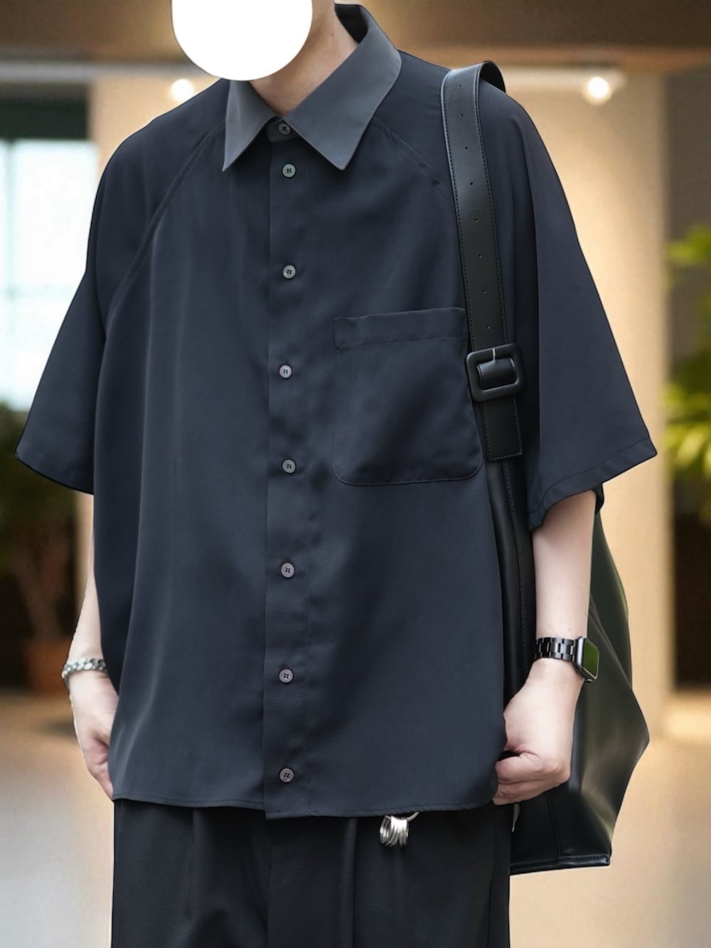 ブラック系のシャツ/ブラウス、ブラック系のスラックス、ブラック系のローファーを着用したメンズの夏コーディネートの2枚目の写真