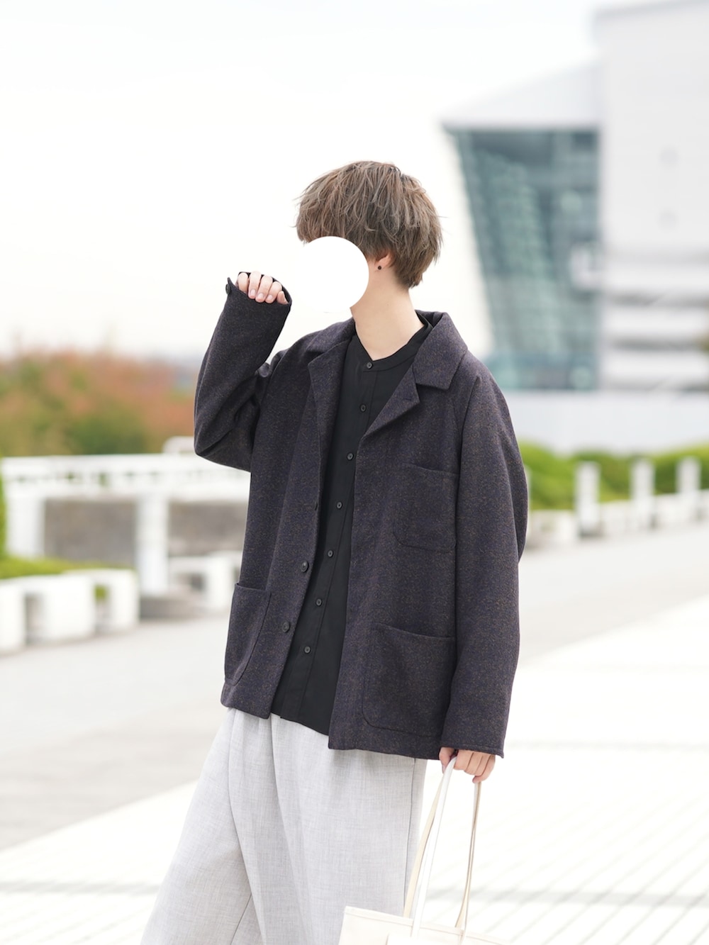 「WEARハロウィン2022、休日コーデ、オーバーサイズ、ネップジャケット、ブルゾン、ジャケット、バンドカラーシャツ、タイパンツ、ゆるコーデ、秋コーデ」｜「DOOPZのネップポケットブルゾン（ブルゾン、ブルー系）」を使った、とっしーさん（メンズ・184cm）の秋コーディネートの3枚目の写真