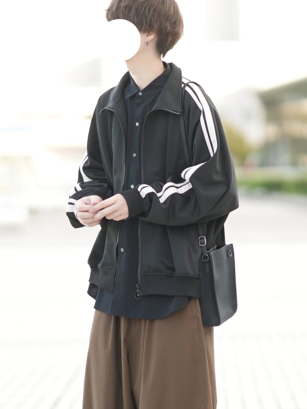 「シンプル、休日スタイル、メンズファッション、ゆるコーデ、トラックジャケット、ジャージ、スポーツミックス、春コーデ、デート」｜「DOOPZのラインスリーブトラックジャケット（ジャージ、ブラック系）」を使った、とっしーさん（メンズ・184cm）の春コーディネートの2枚目の写真