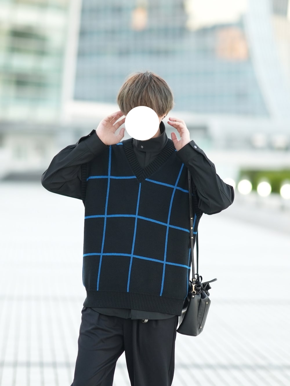 「シンプル、休日スタイル、シンプルスタイル、黒シャツ、ニットベスト、ブラックコーデ、ローファー」｜「DOOPZのVネックニットベスト（ベスト、ブラック系）」を使った、とっしーさん（メンズ・184cm）の秋コーディネートの2枚目の写真