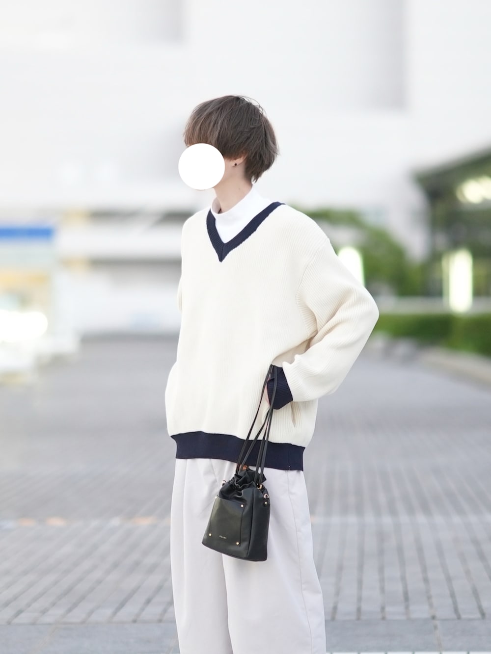 「WEARハロウィン2022、休日スタイル、オーバーサイズ、Vネック、ニット、ワイドパンツ、ローファー、秋コーデ、シンプル、ゆるコーデ、今日のコーデ」｜「DOOPZのオーバーサイズVネックニット（ニット/セーター、ホワイト系）」を使った、とっしーさん（メンズ・184cm）の秋コーディネートの3枚目の写真